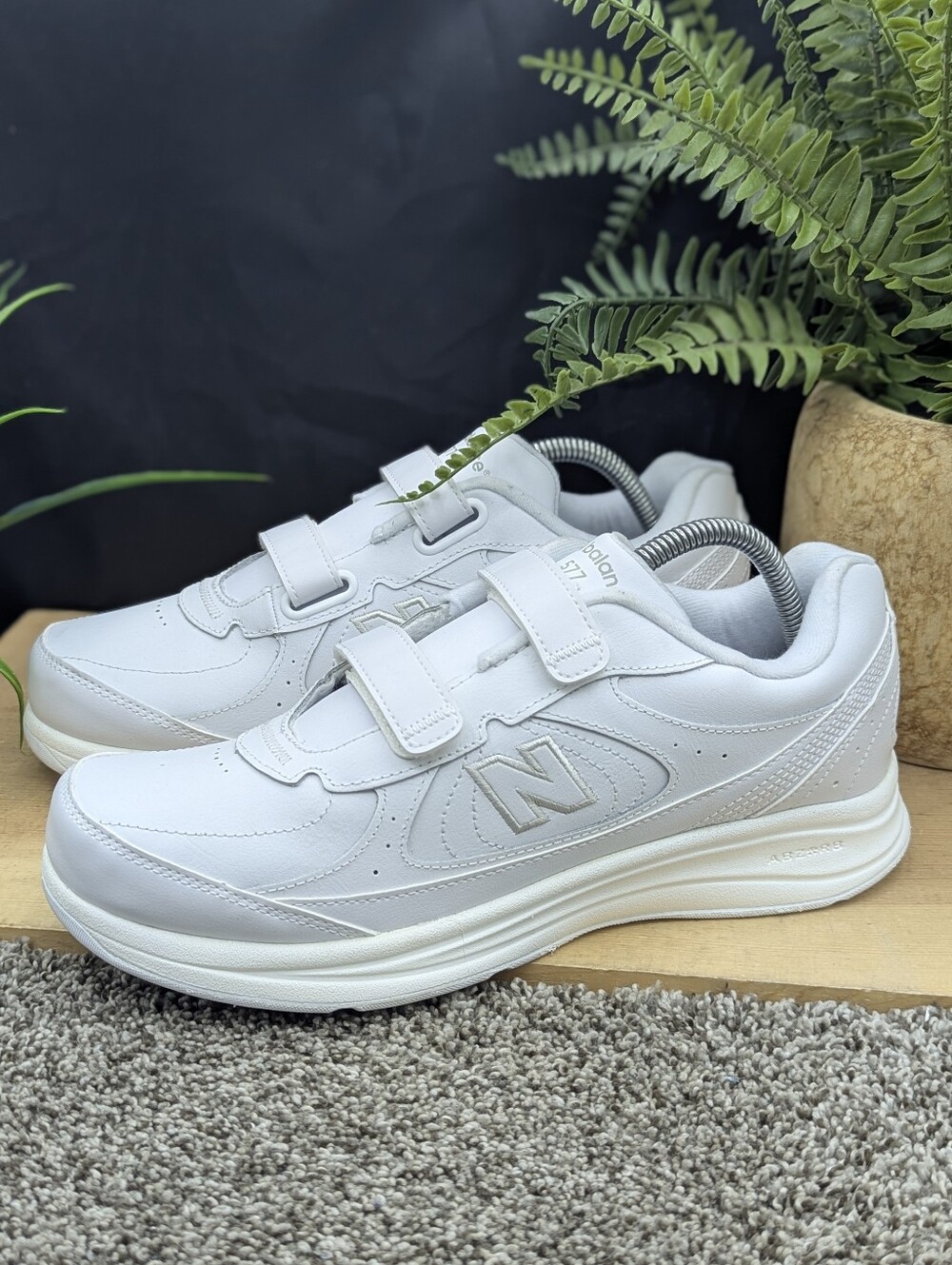 New Balance 577 White Leather Mens Size 9 Walking Casual Comfort Shoes